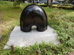 これは「立教学院発祥の地」の記念碑です。

1874年（明治７年）、この場所で「立教大学」の前身となる私塾「立教学校」がアメリカ聖公会の宣教師チャニング・ムーア・ウィリアムズ主教により開校されたのだそうです。
「立教大学」は大正７年に池袋へ移転するまで、この地にあったそうです。