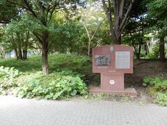 「立教学院発祥の地」にほど近い、歩道の脇にあるのが「立教女学院築地居留地校舎跡（1882-1923）記念碑」です。
