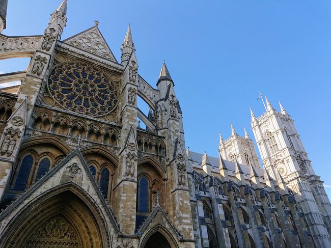ウェストミンスター寺院に到着。10：30頃に着いたが、既に行列ができていた。入場料は23ポンド。ネットで事前予約すると割引になるらしい。<br /><br />内部は本当に美しく、高い入場料を払ってでも行く価値はあるなと思った。写真撮影できないのが残念。日本語のオーディオガイドもあるので、詳しい解説も聞くことができる。