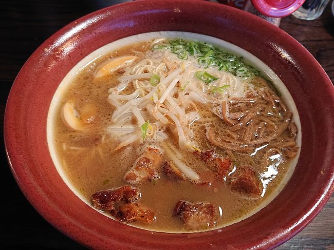 昼食は豚骨ラーメン。お値段なんと13ポンド！！<br /><br />味は日本のラーメンと大差ない感じ・・・
