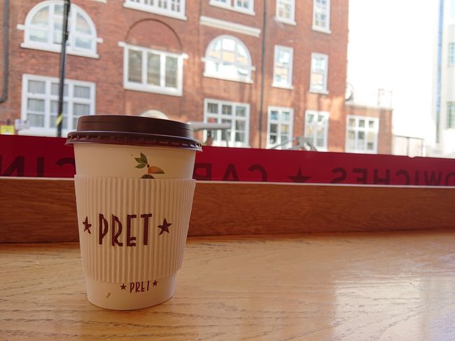 朝から歩き回って疲れたのでホテルに戻って休憩することにした。ホテル近くのカフェでカフェラテを飲んだ。