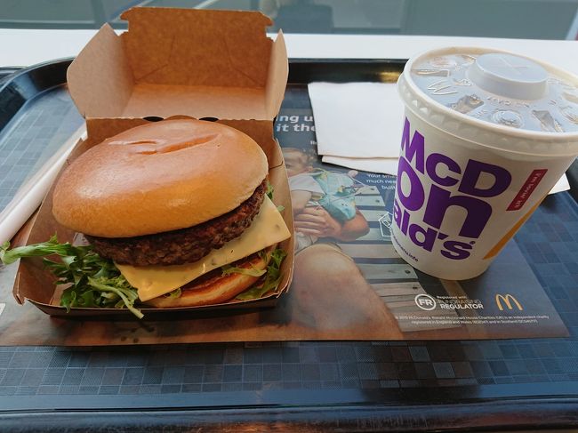 職場の人が「イギリスのマックは不味い」と言っていたので、どんなもんかと思いキングスクロス駅近くのマックで夕食。<br /><br />肉がパサパサで本当に不味かった。