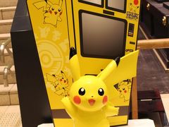 チェックインが始まるので、カウンターへと向かいます。
途中にあったポケモンの自販機の看板。カワイイ！