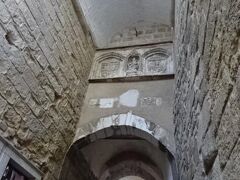 アルメディーナ門  ムーア人の要塞が残っている希少な一部でレコンキスタ以降もポルトガル王国の城を囲む城壁の一部として利用されていたそうです。細工が綺麗でした。