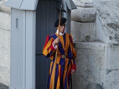 スイス人傭兵隊　制服はミケランジェロのデザイン　Swiss Guard Arco delle Campane