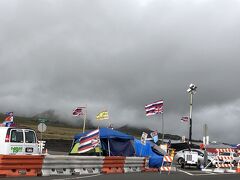 マウナケア入り口周辺は、テントや車がたくさん。ハワイ州の旗と先住民の旗が掲げられてます。