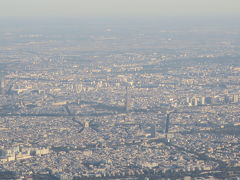 パリ着陸前には、小さいですが凱旋門とエッフェル塔が見えました。