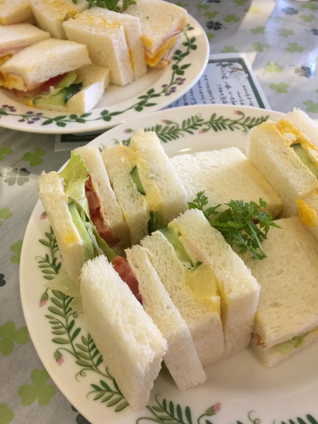 朝ごはんは半熟卵入りのサンドイッチをいただきまーす