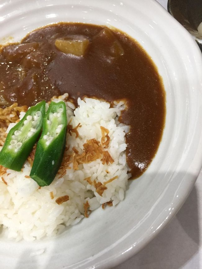 こちらは、主人がオーダーした、よしの葛が入ったカレーライス<br />私も一瞬迷ったのよね～うどんかカレー<br />好物のオクラ入りだし！<br />味見させてもらったら、思ったほど辛くない<br />食べやすい！<br />もっと食べたくなった！<br />やっぱ、夏はカレーだよね！次来たらカレーだな！うん！