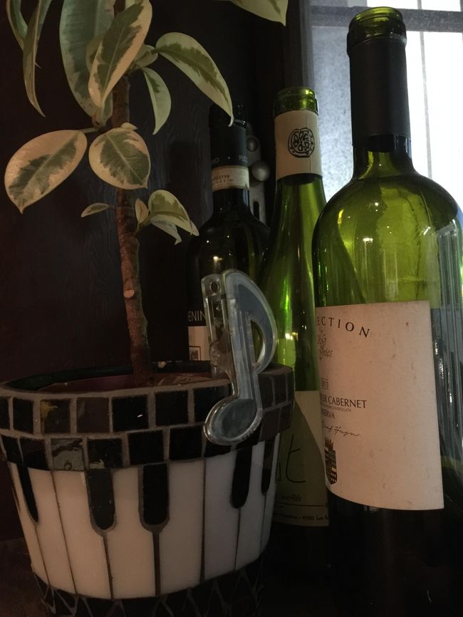 夕食は　イタリアンレストラン<br />トラットリア・ピアノへ<br /><br />窓際の鉢をよ～く見たらピアノの鍵盤模様なのね～♪