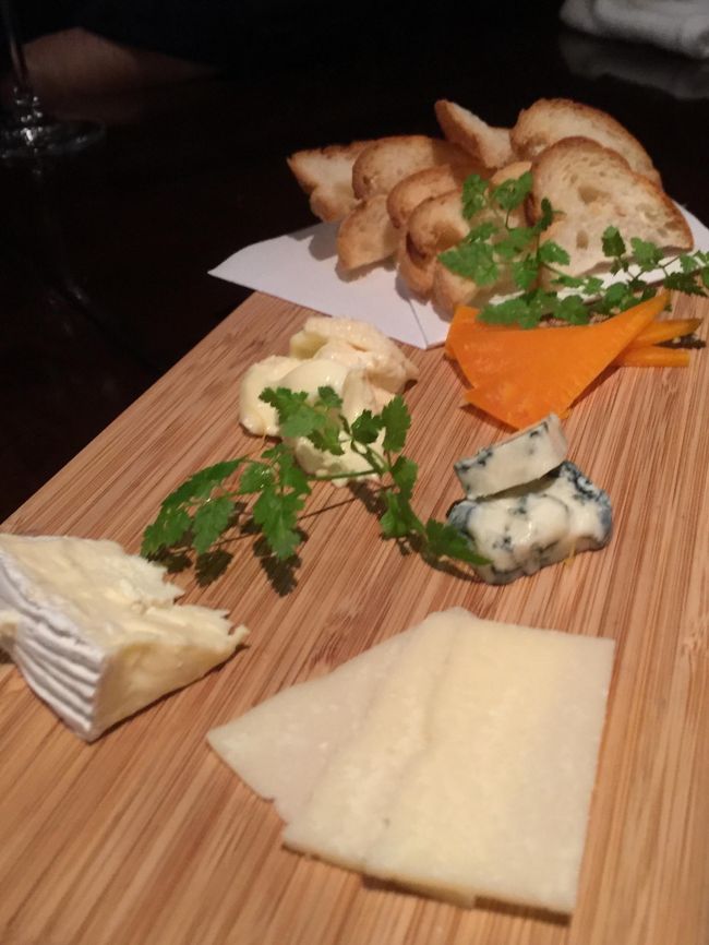 前菜は<br />ブルー、ミモレット、パルメジャン等の5種のチーズの盛り合わせ<br /><br />ワインにとっても合うぅうううう♪