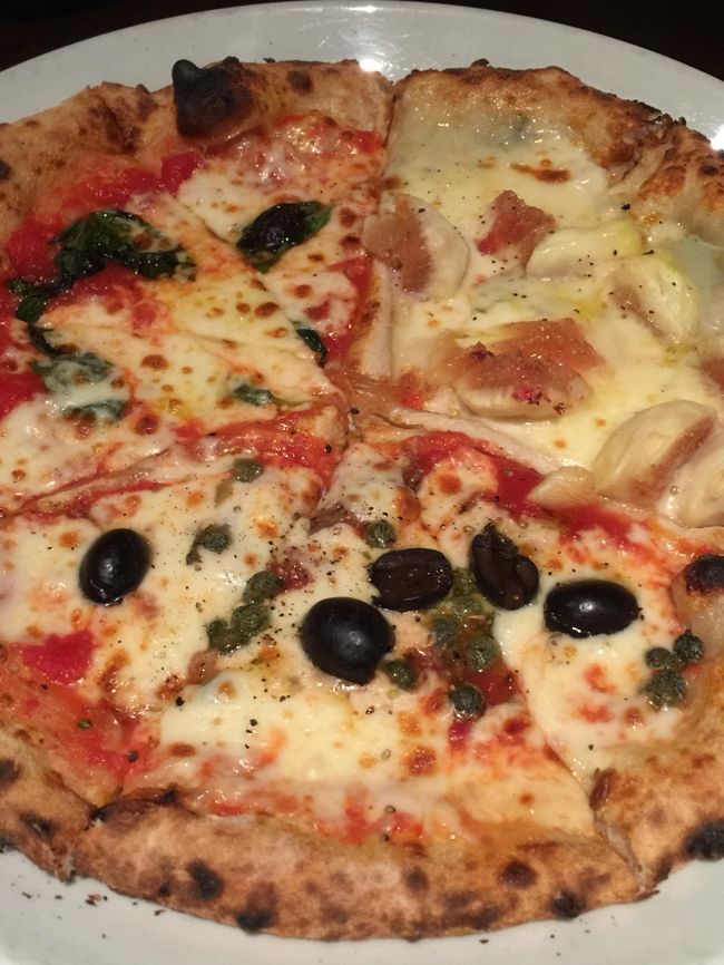 大西店長みずから焼いてくれたピッツア<br /><br />本日2枚目のピザは店長おまかせピッツア！ブラーボー<br />（そんな名前はないけど、勝手に命名）<br />すんごい美味しかった！！！<br />特に生地の右側、これいちじくなのよ、わかるかな