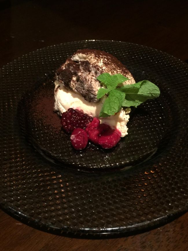 もう、だいぶお腹いっぱいなんだけど・・・<br />と言いつつ〆のデザートぐらいはいっとかないと<br />って事で　テラミスをオーダー<br />サイドの生ベリーとミントが超アクセントになってお口の中すっきり！
