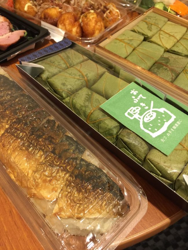 長旅だったので、部屋でまったりすることに<br /><br />TVをつけたら丁度、大相撲秋場所の初日じゃない！<br />初日から白星でとばす若い力士炎鵬が超かっこいいじゃない！！<br />明日も見なくちゃ！！<br /><br />って事で、買いこんだロースト鴨肉やら柿の葉寿司やらで部屋パーティとなりました<br />そんで特筆すべしは、今回お試しで買ってみた焼き鯖寿司が超アタリだったの！！<br />この左下の！！見た目わるいけど（写真下手でごめんなさい）<br />だけどすんごい美味しいのよ！！<br /><br />毎年奈良来てんのに！何してたんだか！もっと早くに食べとくんだった！！！<br /><br />写真ではわかりにくいけど皮上に柚があしらわれててしかも脂が乗ってるもんだからまずかろう訳がないのよ！<br />あまりに美味しいので滞在中リピしました♪<br /><br />さぁ、おやすみ前に大浴場いかなきゃ