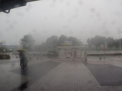 高鉄嘉義駅に着きました。
うわー　雨が激しいです。