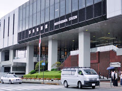 8:00　都内自宅を出発
9:16　東京駅発の新幹線で那須塩原駅へ

那須塩原駅に止まる東北新幹線（なすの or やまびこ）となります。概ね1時間に1本程度運行。今回は「なすの255号 なすの郡山行」に乗りました。東京駅で「上越新幹線は大雨の為、大宮駅より先は、只今運転を見合わせます」とのアナウンスで、かなりヒヤリとしました。（東北はあまり行ったことが無いので、上越新幹線と東北新幹線の区別がついておらず、通過予定の「大宮」のワードがあり焦りました。）

10:26　那須塩原駅着
無事時間通りに到着。天気はあいにくの雨。ここからホテルまでは、エピナール那須のシャトルバス（予約制）で向かいます。