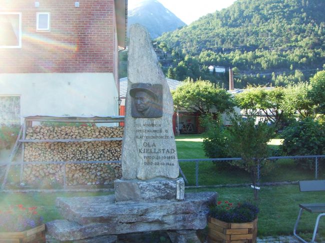 小さな町です。物価がおそろしく高いので、ユースホステルに泊まっています。ほとんど客はいませんでした。