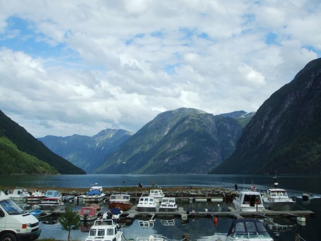 途中Strynを経由してOldenに向かいますが、この日は日曜日でバスがなく、タクシーを使いました。タクシー代400NOKなり（約1万円。。。）。<br />そんな大金は現金で持っておらず、カードも使えず困っていると、運転手のオッチャンが隣町？くらいのATMまで連れて行ってくれました。ATMへの移動の分は代金に入っていませんでした笑