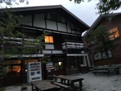 ５時２２分、明神館。

そろそろ日の出のはずですが少々曇り気味。
山上でのご来光は難しかったのかな。