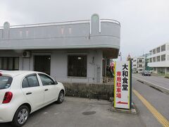 シャワー室と更衣室があるから安心、雨が止んでいたのでもうひと泳ぎして着替えます。

昼食はどこにしようと迷っていると奥様が古謝そばに行こうと提案、行ってみてビックリ！大勢の人が列をなして並んでいる。

ここはどこ？？？
　なんで一軒のそばやにこんなに並んでいるの？　と車の中で大騒ぎ。
