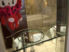 ナナ「お宿はシェラトン香港。これは部屋から丸見えのお風呂とトイレと洗面所。」

ロールカーテン忘れずに。