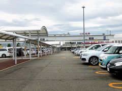 航空プラザに駐車したままで小松空港まで歩きます。