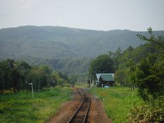 冬はスキーヤーを魅了するパウダスノーのニセコの山を見ながら、列車は小樽を目指します。