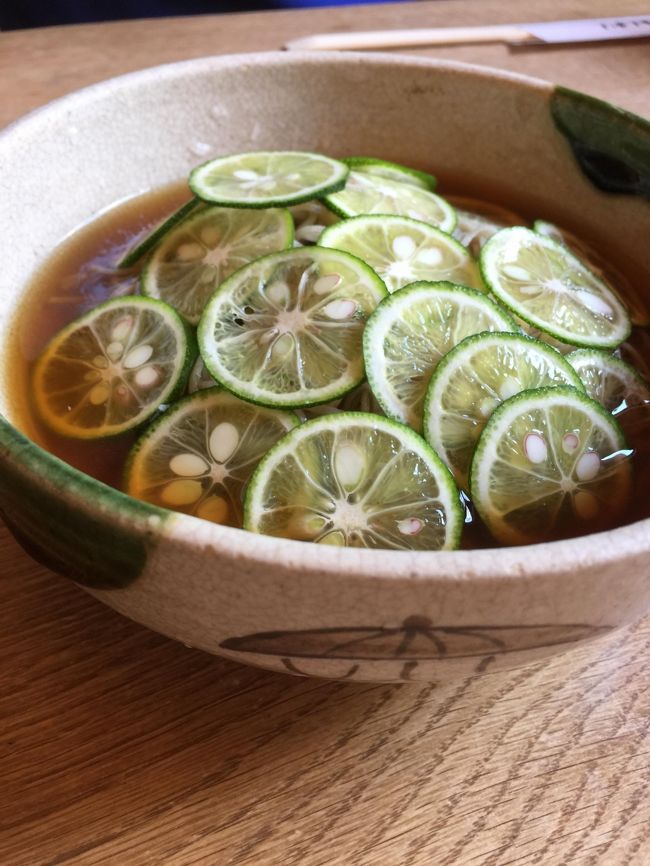 主人の頼んだ　すだちの冷かけ蕎麦<br />うわ～、めっちゃ美味しそう！！！<br />いや、うまいって食べてた<br />そーだろ、そーだろ