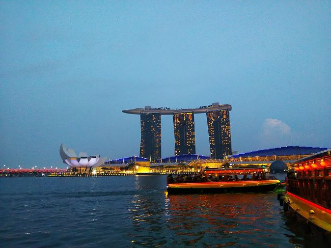 マーライオン公園到着<br />マリーナベイサンズが一望できます<br />傾いてる！？