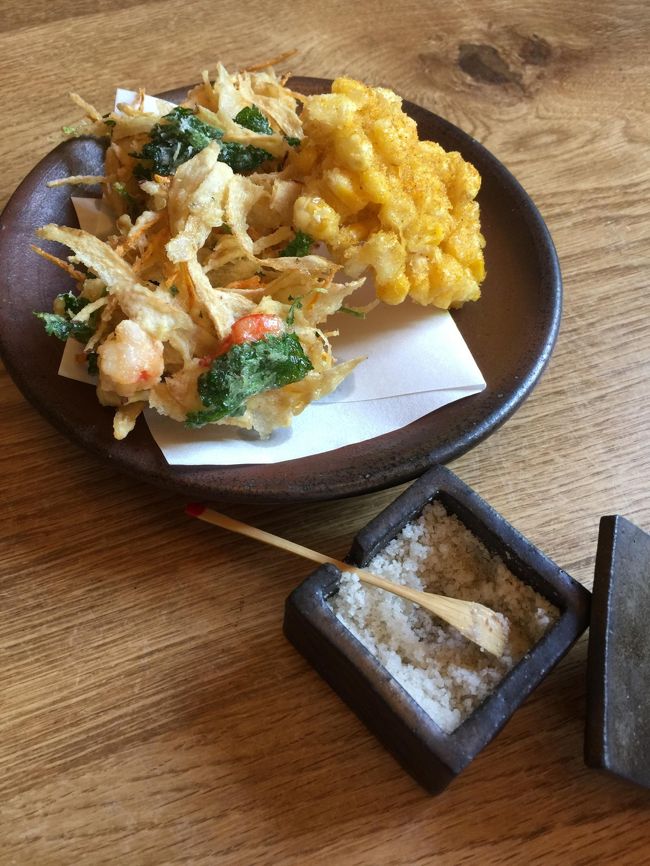 野菜のかき揚げに、とうもろこしのかき揚げもきた<br />蕎麦の食べ方が書いてあって<br />お蕎麦は、最初の一口は塩でたべるのだそうだ<br />へぇ～