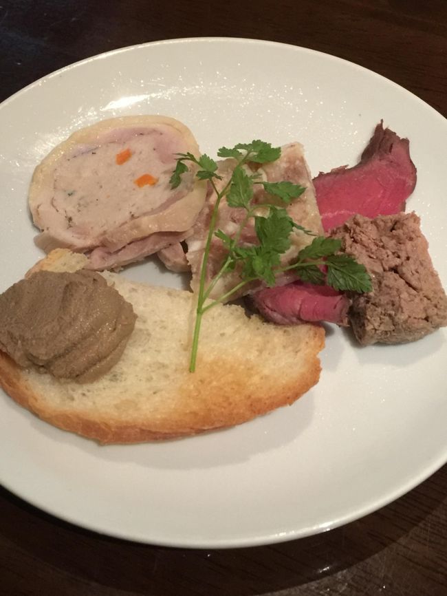 お肉系の前菜<br />ローストビーフ、自家製ハム、パテ等<br />美味しいいぃ♪