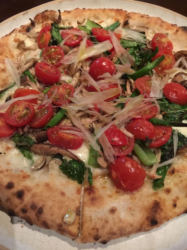 昨日、写メるの忘れてたので、今回こそ食べる前にちゃんと撮りました！<br />薪窯で職人はピッツァイオーロが焼くナポリピッツァ<br />これぞ、ピッツア大和！<br />そう、大和野菜をふんだんに使ったピザなんです<br />茗荷とか入ってんのよぅ<br />生地にはそうとうこだわった粉使ってるんだって<br />だから、もちもちして美味しいのよう<br />これ食べると、あぁー奈良に来たーーって思うのよね～