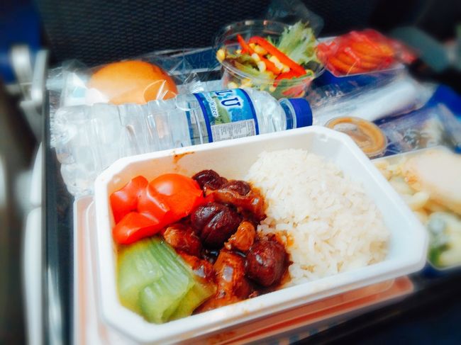 機内食です<br />ご飯はいわゆるタイ米ですので、ポロポロします。<br />ボリュームありすぎでお腹一杯です( ´∀｀)