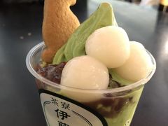 夕飯を軽く食べて家を出ましたが、誘惑に負けました。
乗ったらすぐに機内食が出るの、わかっているんですが。