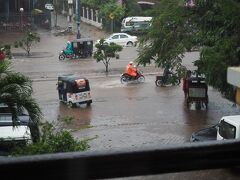 雨季のシュムリアップ
夜中もすごい雨でした
起きて窓から外を見ると洪水のような街になっていました。

サンライズを見るために5：15にガイドさんがロビーに来てくれ
一旦　車で出発しましたが、とても車外に出られる状態ではなく
サンライズは断念
一旦ホテルに戻り、休憩し朝食をとったあと
8：30チェックアウトし出発となりました。