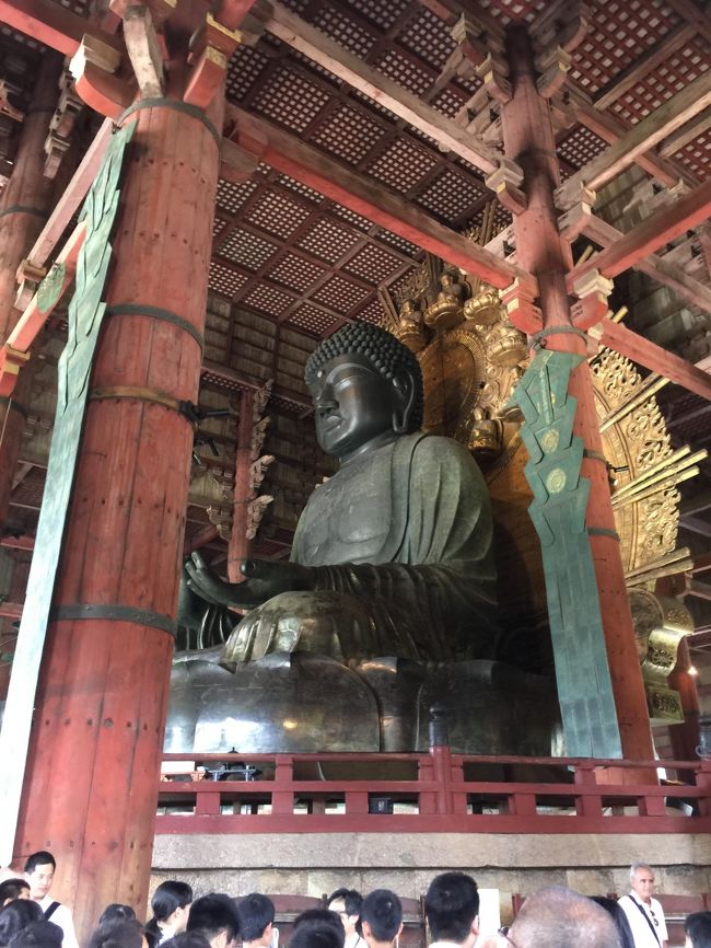 あまりにも人が多くて一周するのも大変<br />やっと東大寺を後にしました