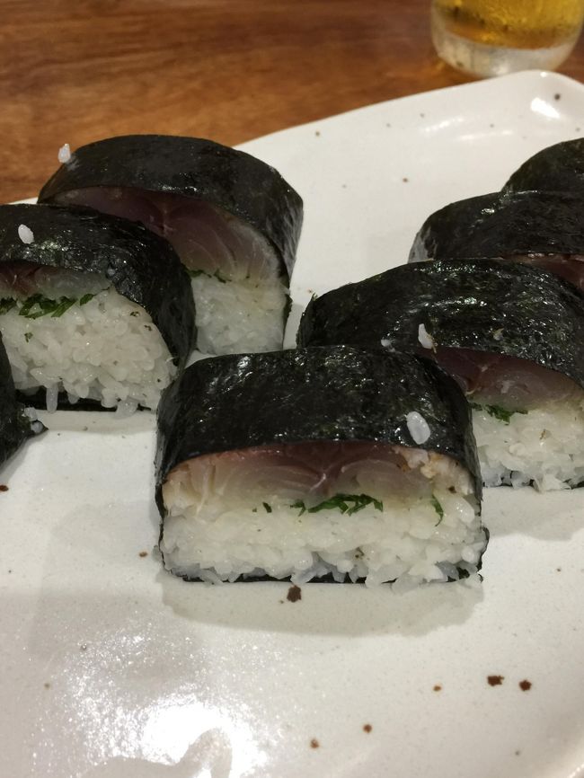 写真の撮り方が下手でごめんなさい<br /><br />これは、この日お勧めの焼き鯖寿司なんです～♪またか？（笑）<br />ご飯粒が海苔の上にとびちってるのはご愛嬌で～す<br />焼き鯖とシャリの間にシソがサンドされてて超うまかった～
