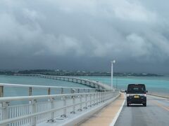 天気が悪い中伊良部大橋を渡り宮古島へ入る。