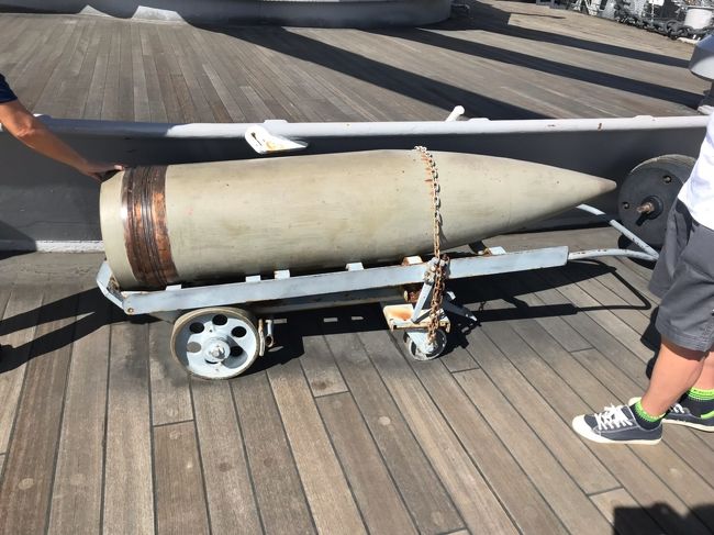 砲弾の模型です。<br />パンフレットに「砲弾の重量は860kgから1225kgあり、発射には50kgの火薬６個（合計300kg)を使用していました」とありました。<br />