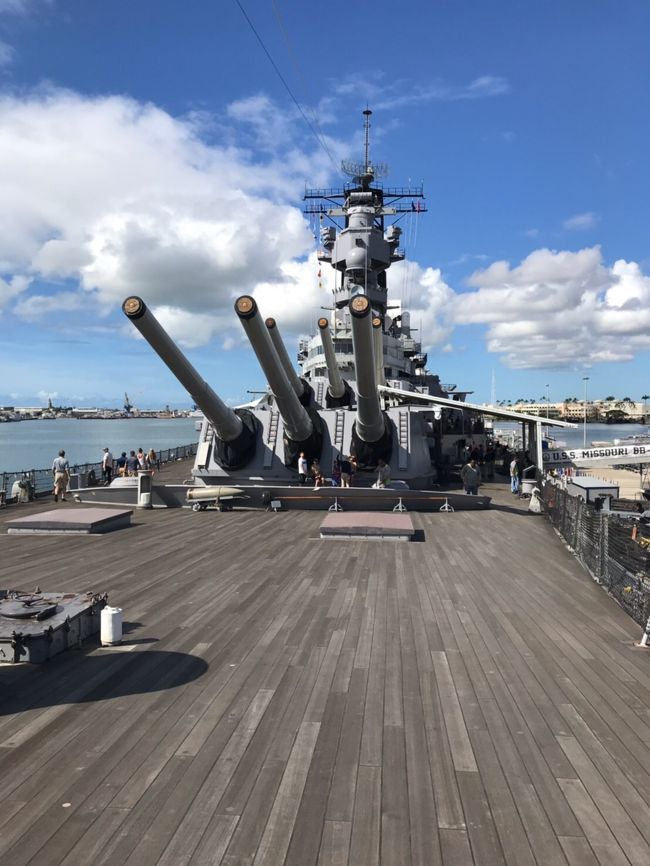 船首にある主砲。<br />16インチの主砲が前に２基、後ろに１基、合計３基の砲塔にそれぞれ３門、合計９門が搭艦されています。<br />射程距離は37kmだそうです。