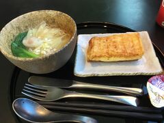 さくっと出国して、朝食を食べていなかったのでキャセイのラウンジに直行。
そして、いつものフレンチトーストと今回はワンタンメンを流し込んで、水を1本もらったら、