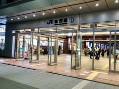 金沢駅に到着。

実は当初、『金沢おでん』を食べようと思っていたのですが、何軒か調べると『終日全席喫煙可』の文字が…。

お酒を出すお店は仕方ないのかもしれませんが、駅ナカの店舗くらいはどうにかならないのかなー(＞人＜;)。とっても残念でした…。