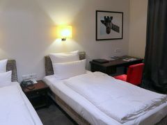 　乗降場からすぐのところ，スタイリッシュな四つ星ホテル（イーデン･ホテル･ヴォルフ）にチェックイン
　　　　　　　　　　

～～～～～～～～～～～～～～～～～～～～～～～～
　　　　　　　　　　　
15:55　ホテルを出て，中央駅から（Ｓバーンが運行していないので）地下鉄をセントリンガー駅で乗り継いで，マリエン広場へ