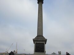 10時チャリングクロス駅のホテルから徒歩でバッキンガム宮殿を目指します。

トラファルガー広場から
ネルソン記念柱と言うとは知らず。。1840年ころに建造