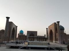 徒歩15分程でウズベキスタンに来る理由の一つだったレギスタン広場に到着！がしかし、音楽祭が近いうちに行われるようで夕方はその練習のため敷地に入ることができませんでした・・・改めて来るので今日は見られただけで充分です。