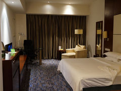 Holiday Inn Hangzhou Xiaoshanに到着しチェックインして部屋へ。
1泊390元ちょいで約6,000円でこの部屋です。素晴らしいです。

結構新しくて広いし清潔でした。WIFIも無料ですが速度は遅かったです。