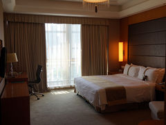 次に泊まるホテルはHoliday Inn Hangzhou CBDです。
ここも1泊だけの予約で約425元（6,500円）程で予約を取りました。

チェックインの時に何と最上階のスイートにアップグレードされました。
部屋に入ると広いです。