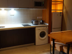 部屋には何と洗濯機までありました。
洗剤は置いてなかったので洗剤を持ってくれば洗濯が出来たのに残念です。

キッチンもありますが、自炊する予定はありません。
ダイニングテーブルがあるとウェルカムフルーツを食べる時に地味に便利でした。