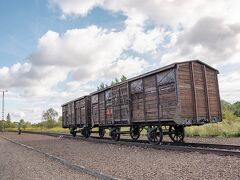 ミニバスに乗り込みのどかな車窓を進みますが、車内ではこれから向かうアウシュビッツに関するドキュメンタリー映像が流れていました。
多少の知識はありますが、やっぱ気軽に行く場所ではないですからね。

最初に立ち寄ったのは野外に展示されていたこの車両。
ここもアウシュヴィッツの施設の一部です。
これだけ見ると味のあるローカル線・・・みたいに見えますが・・・
これで運ばれてきたのです。