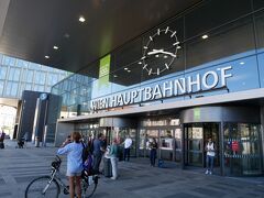 ウィーン中央駅に着きました。
ここで「ブラチスラバチケット」16ユーロを買います。
ブラチスラバまでの往復とブラチスラバ公共交通機関乗り放題なのでお得です！